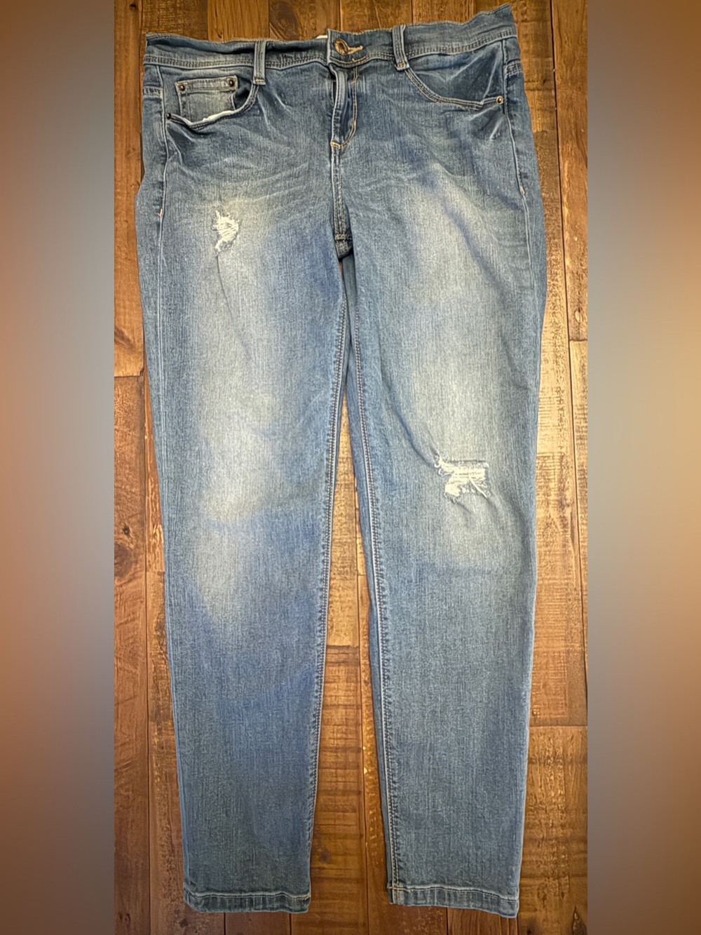 Sneak Peek Boyfriend Jeans Size 9 – Distressed Light Wash